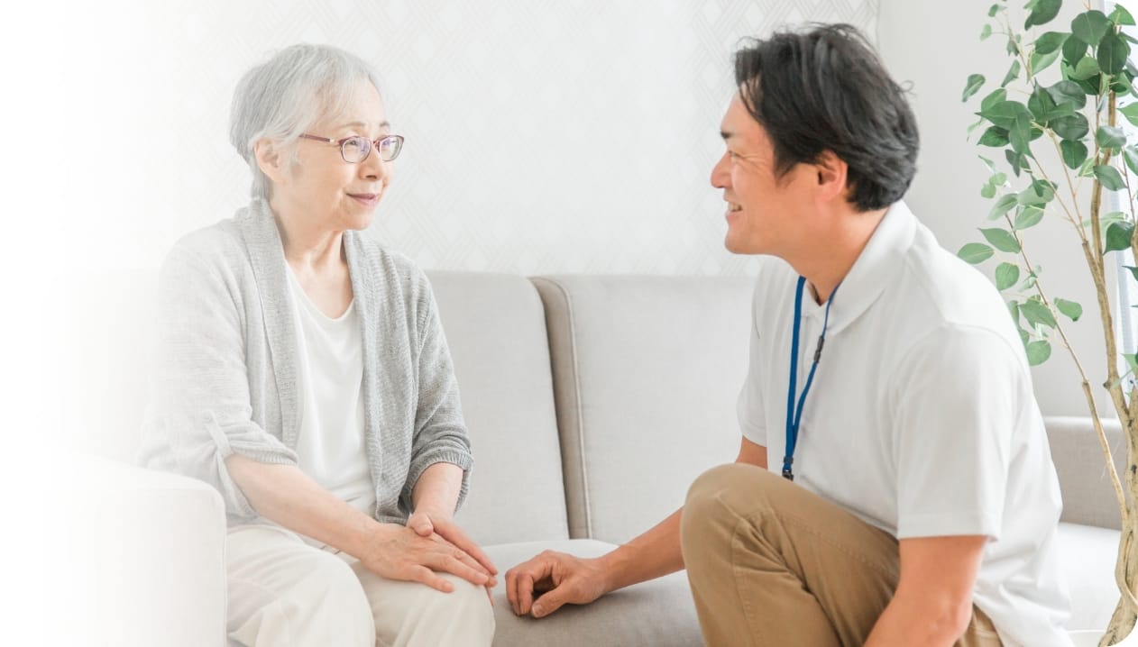 笑顔のスタッフと安心した様子の女性